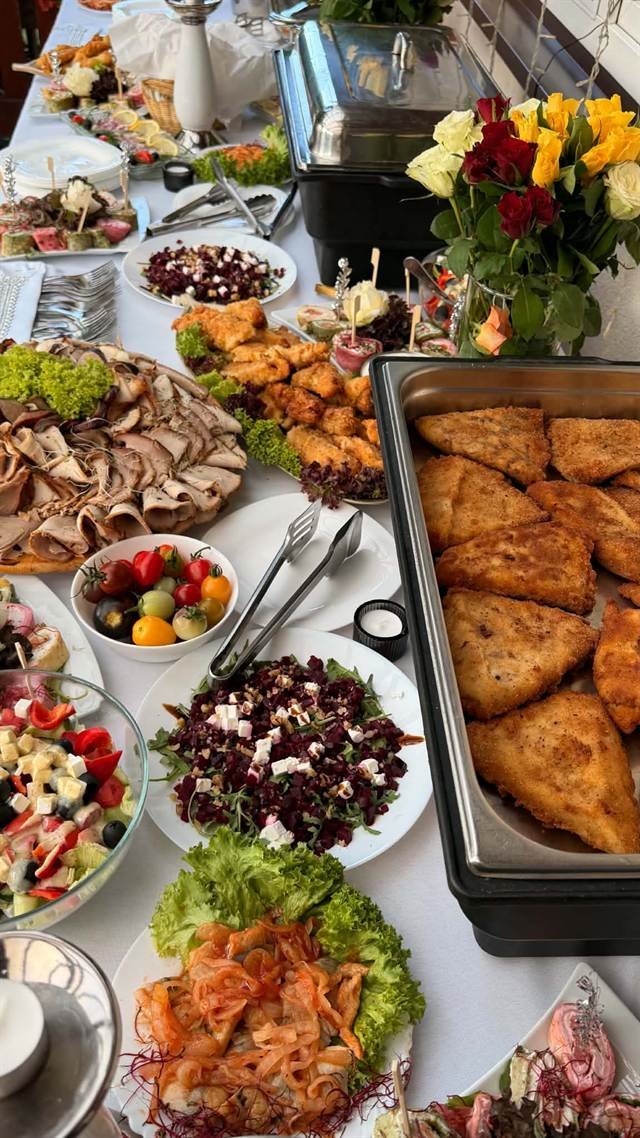 Bufet z kotletami, pieczonymi mięsami, sałatką z buraka i fetą oraz sałatką grecką