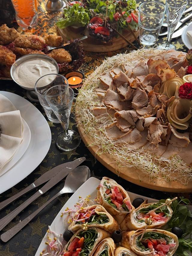 Półmisek z carpaccio i przystawkami