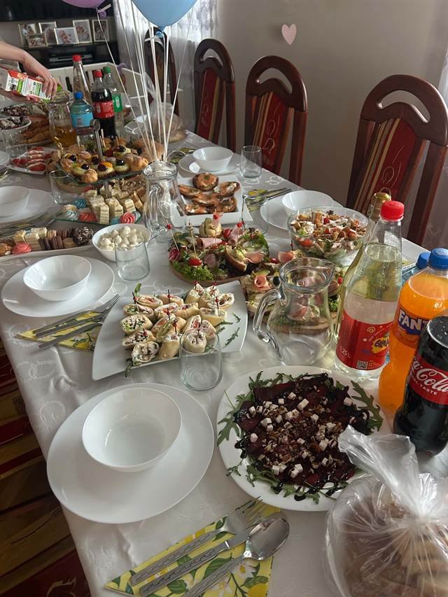 Stół na przyjęciu w domu: tortille, kanapki, sałatka, carpaccio z buraka i słodkości