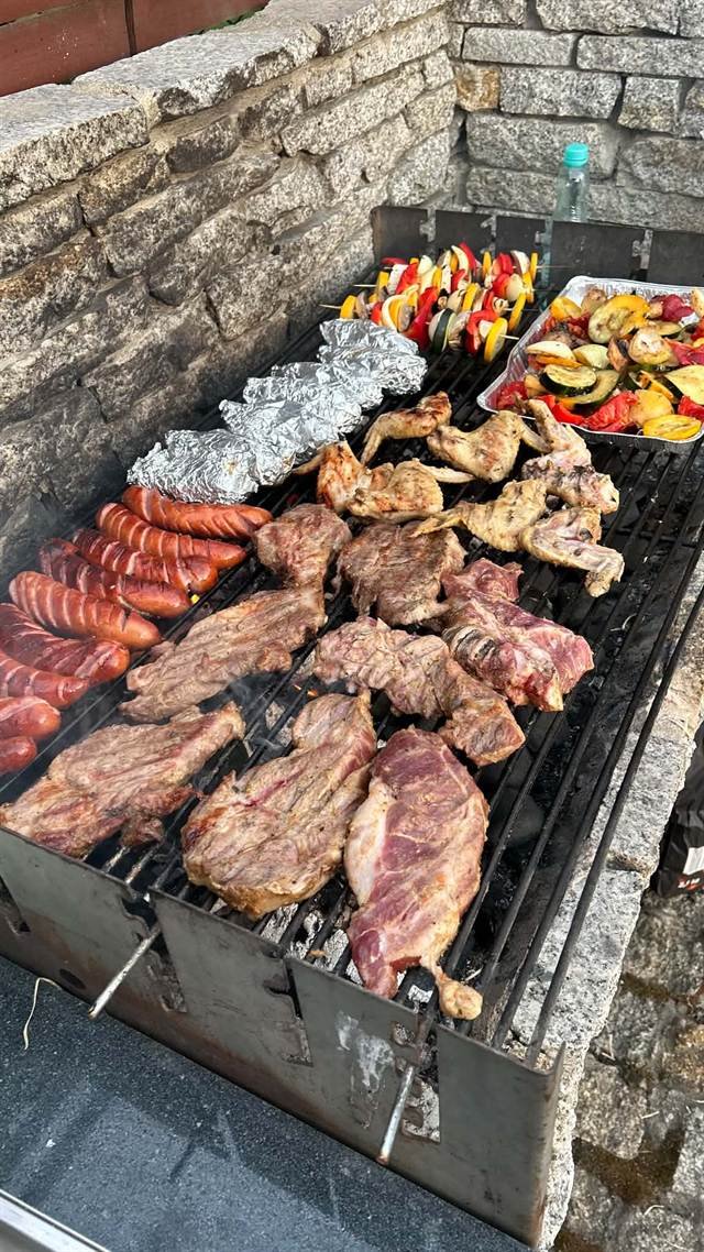 Grill murowany z karkówką, kiełbaskami, skrzydełkami, szaszłykami warzywnymi i grillowanymi warzywami