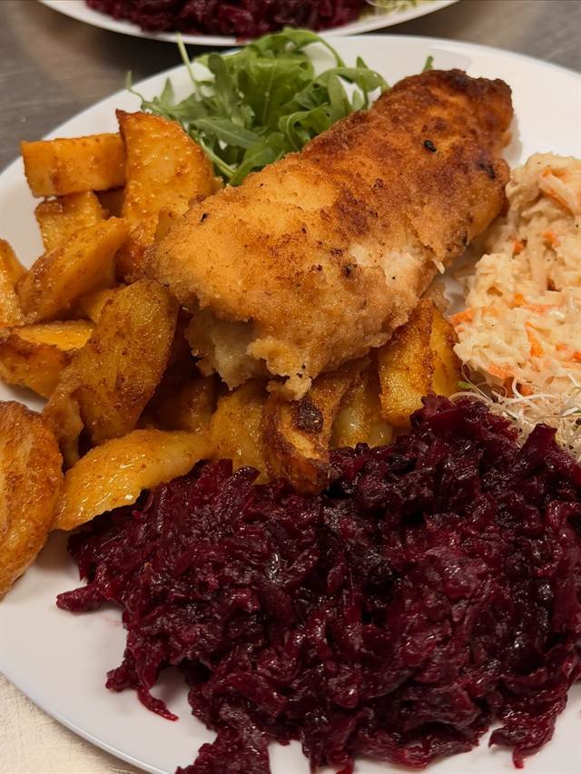 Obiad: kotlet, pieczone ziemniaki, buraczki i surówka