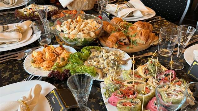 Sałatka z grzankami, croissanty, tartaletki z pastą łososiową, śledzie i kolorowe roladki